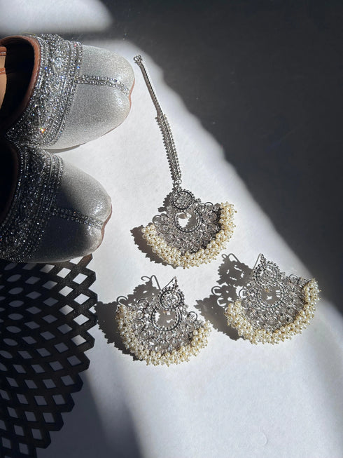 Gajra earing tika